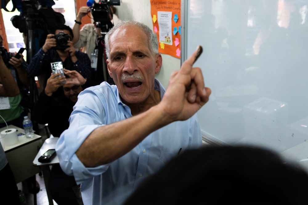 Nasry Asfura, candidato presidencial del Partido Nacional, muestra su dedo manchado de tinta tras votar Nasry Asfura, candidato presidencial del Partido Nacional, muestra su dedo manchado de tinta tras votar