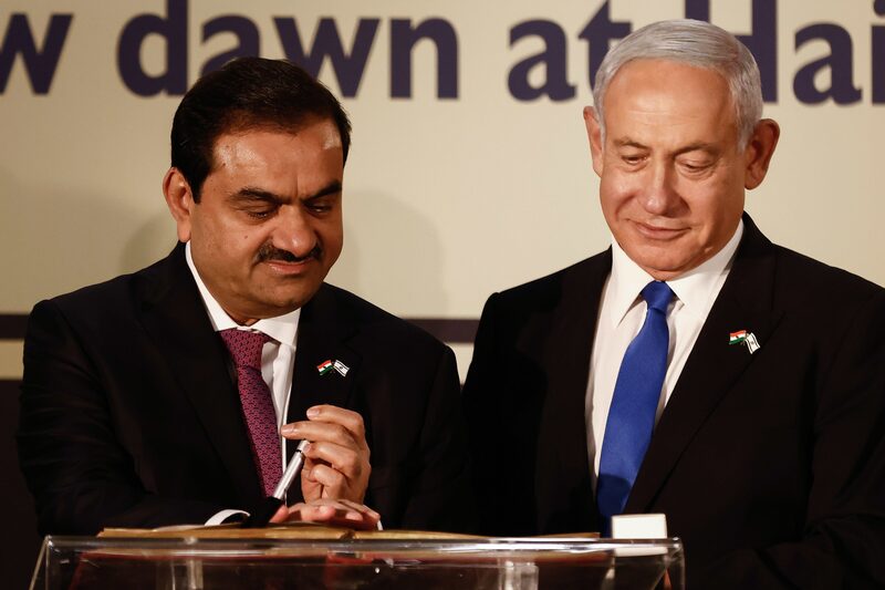 Gautam Adani y Benjamin Netanyahu en Haifa, Israel, el 1 de enero. 31. Gautam Adani y Benjamin Netanyahu en Haifa, Israel, el 1 de enero. 31.