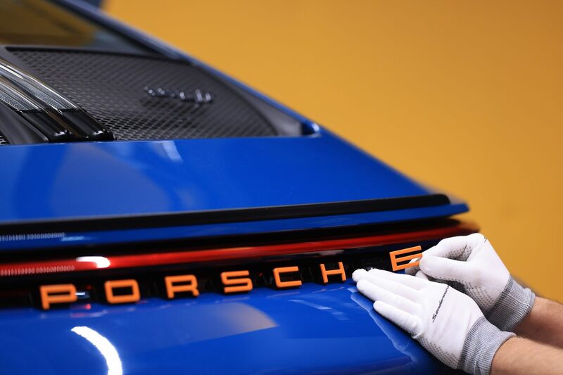 A Porsche espera um prejuízo após os impostos de cerca de 20 bilhões de euros (US$ 21,8 bilhões) para o ano fiscal de 2024 A Porsche espera um prejuízo após os impostos de cerca de 20 bilhões de euros (US$ 21,8 bilhões) para o ano fiscal de 2024