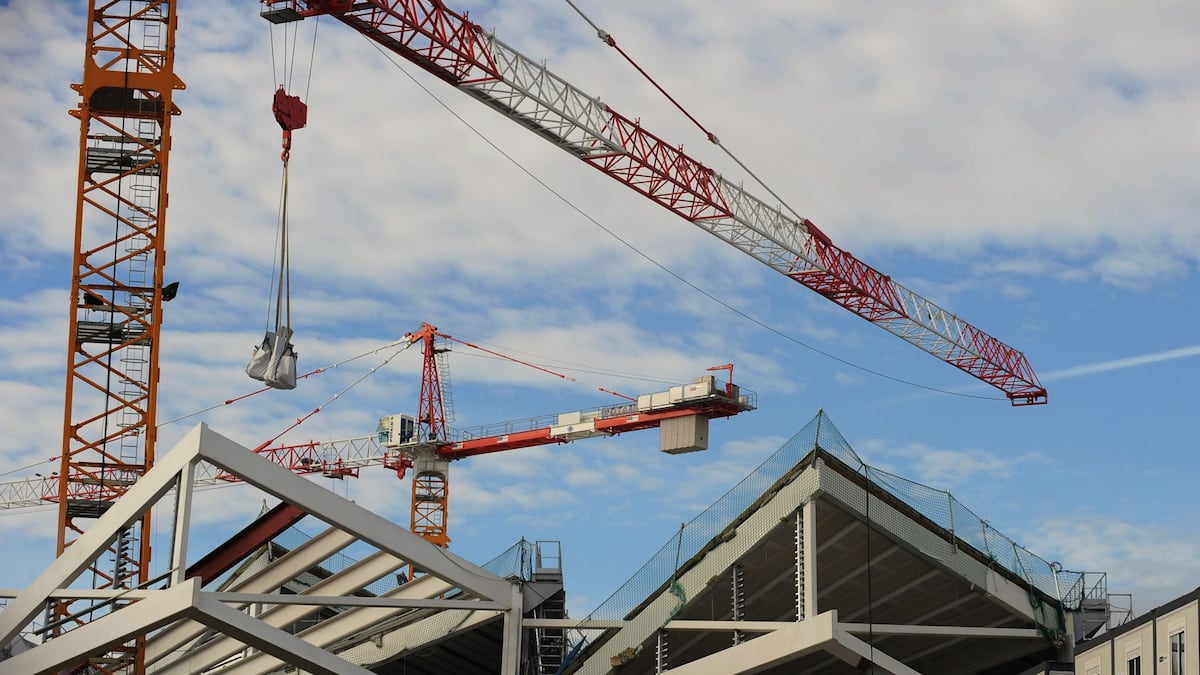 Industria y construcción en Argentina repuntaron en agosto, pero caen frente a 2025