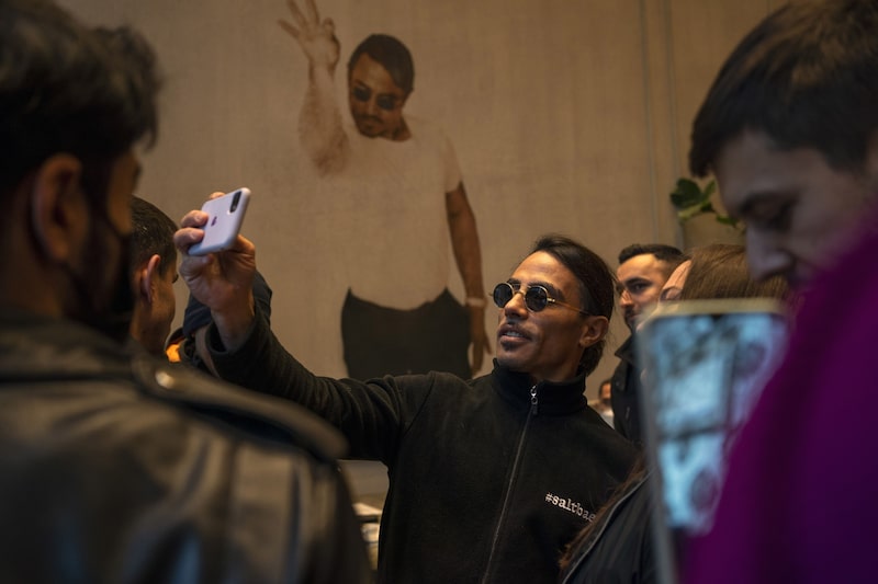 Nusret Gokce, el restaurantero conocido como Salt Bae, se toma una selfie en su restaurante de Estambul. Nusret Gokce, el restaurantero conocido como Salt Bae, se toma una selfie en su restaurante de Estambul.