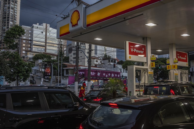 Clientes hacen cola para repostar vehículos en una gasolinera de São Paulo. Foto: Victor Moriyama/Bloomberg Clientes hacen cola para repostar vehículos en una gasolinera de São Paulo. Foto: Victor Moriyama/Bloomberg
