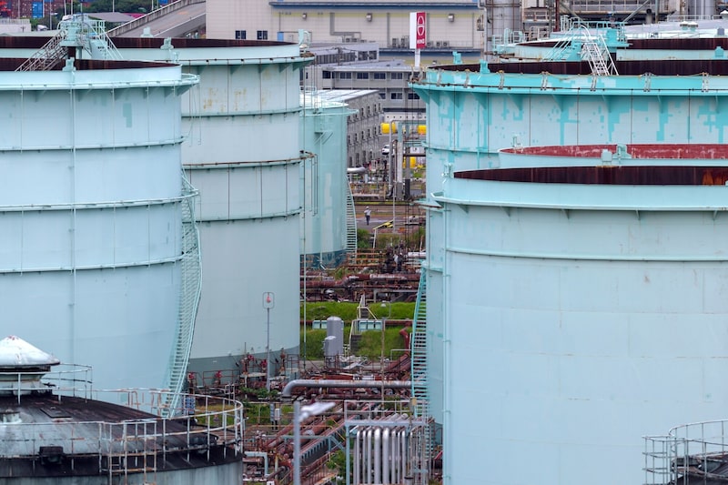 Tanques de almacenamiento de petróleo en Yokohama, prefectura de Kanagawa, Japón. Tanques de almacenamiento de petróleo en Yokohama, prefectura de Kanagawa, Japón.