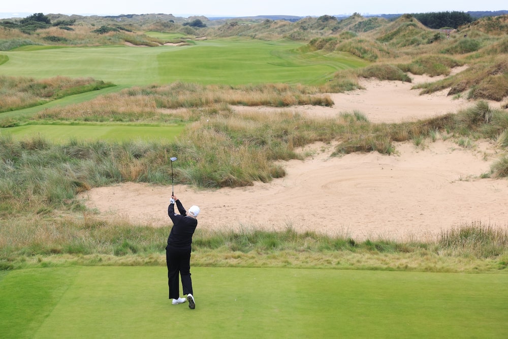 Trump juega al golf cerca de Aberdeen, Escocia. Trump juega al golf cerca de Aberdeen, Escocia.
