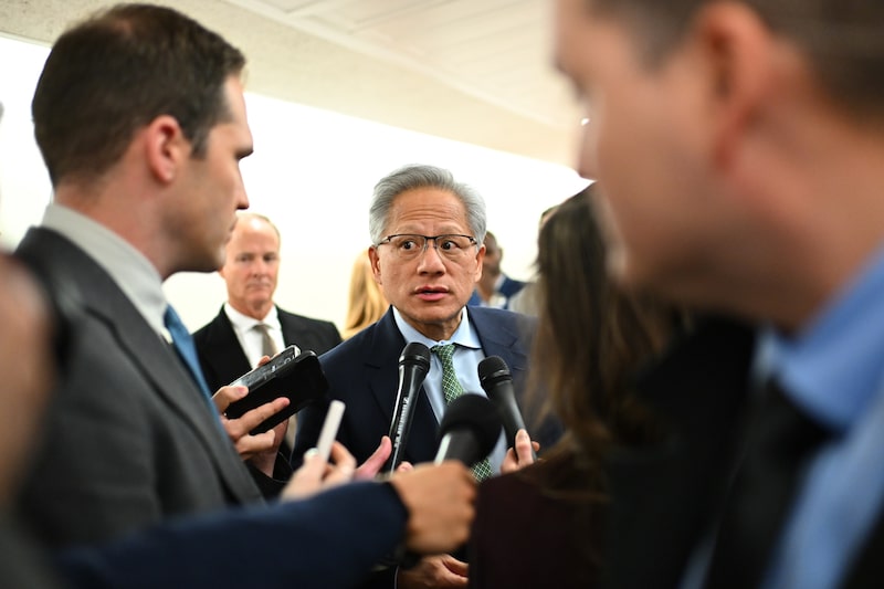 El CEO de Nvidia Corp., Jensen Huang, habla con los medios de comunicación al llegar a una reunión en el Capitolio, en Washington, el 3 de diciembre.
Fotógrafo: Graeme Sloan/Bloomberg
El CEO de Nvidia Corp., Jensen Huang, habla con los medios de comunicación al llegar a una reunión en el Capitolio, en Washington, el 3 de diciembre.
Fotógrafo: Graeme Sloan/Bloomberg