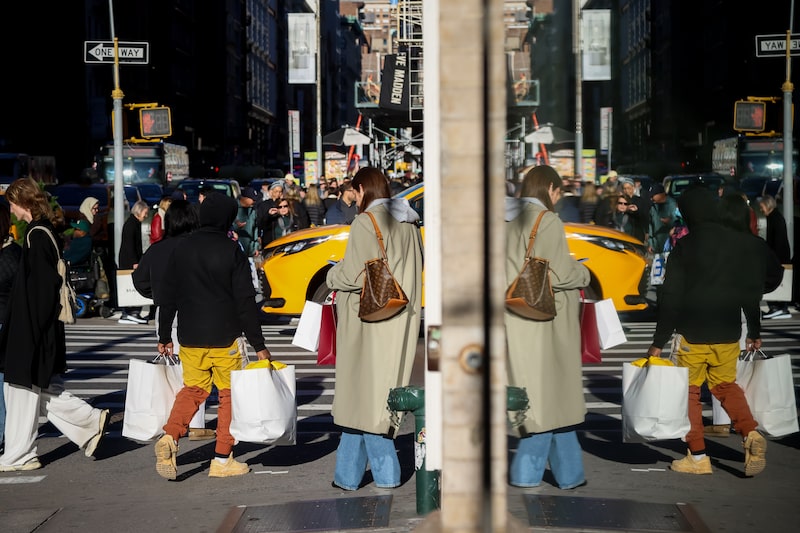 Holiday Shoppers Boost Spending As Consumer Resilience Persists Holiday Shoppers Boost Spending As Consumer Resilience Persists