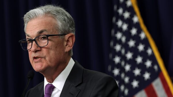 Fed haría un alza más este año y retrasaría recorte a mayo 2024 Fed haría un alza más este año y retrasaría recorte a mayo 2024