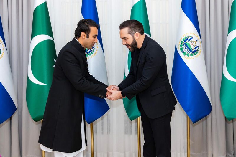 Bilal Bin Saqib, a la izquierda, se reúne con Nayib Bukele en San Salvador, El Salvador, en esta fotografía publicada por la oficina del ministro de Pakistán el 16 de julio. Divulgación: Oficina del Ministro de Pakistán Bilal Bin Saqib, a la izquierda, se reúne con Nayib Bukele en San Salvador, El Salvador, en esta fotografía publicada por la oficina del ministro de Pakistán el 16 de julio. Divulgación: Oficina del Ministro de Pakistán