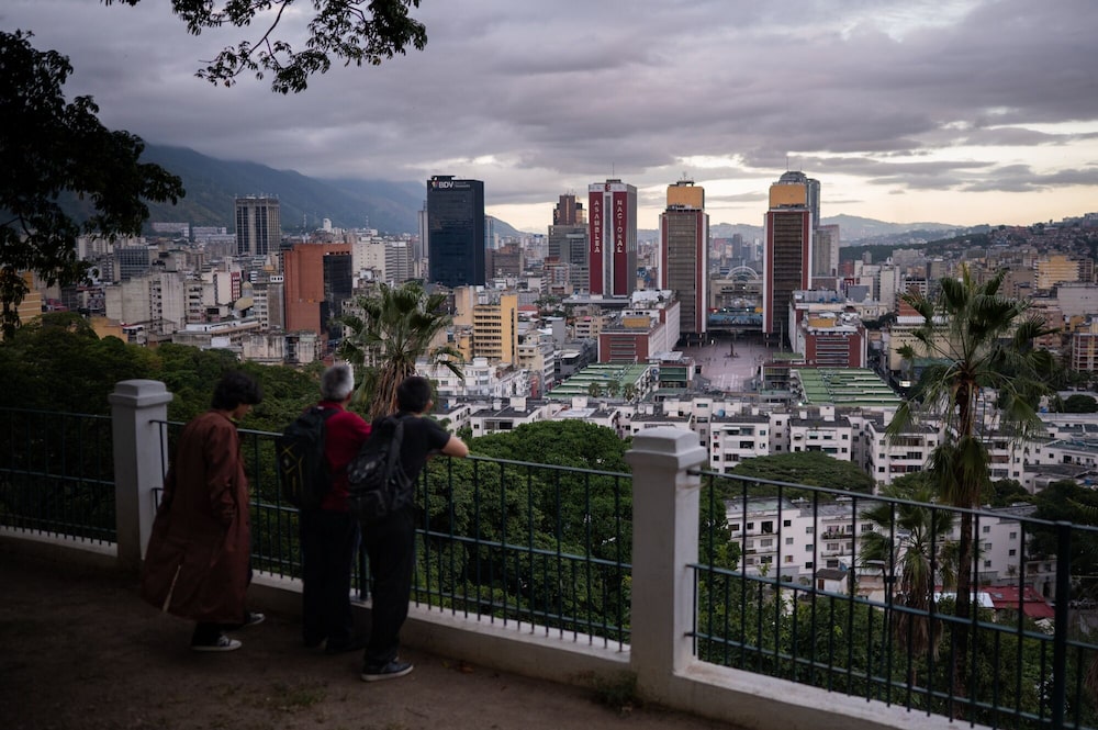 Unas personas contemplan los edificios del horizonte de Caracas, Venezuela, el sábado 29 de noviembre de 2025. Unas personas contemplan los edificios del horizonte de Caracas, Venezuela, el sábado 29 de noviembre de 2025.