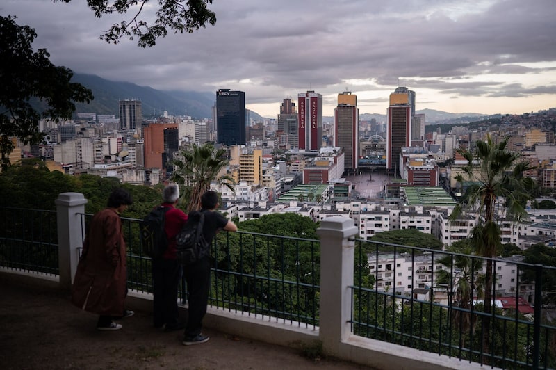 La gente observa los edificios del horizonte de Caracas, Venezuela, el sábado 29 de noviembre de 2025. La gente observa los edificios del horizonte de Caracas, Venezuela, el sábado 29 de noviembre de 2025.