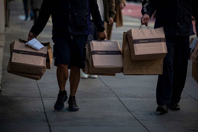 Peatones llevan bolsas de compras de Nespresso en San Francisco, California, EE. UU., el miércoles 21 de diciembre de 2022. Peatones llevan bolsas de compras de Nespresso en San Francisco, California, EE. UU., el miércoles 21 de diciembre de 2022.