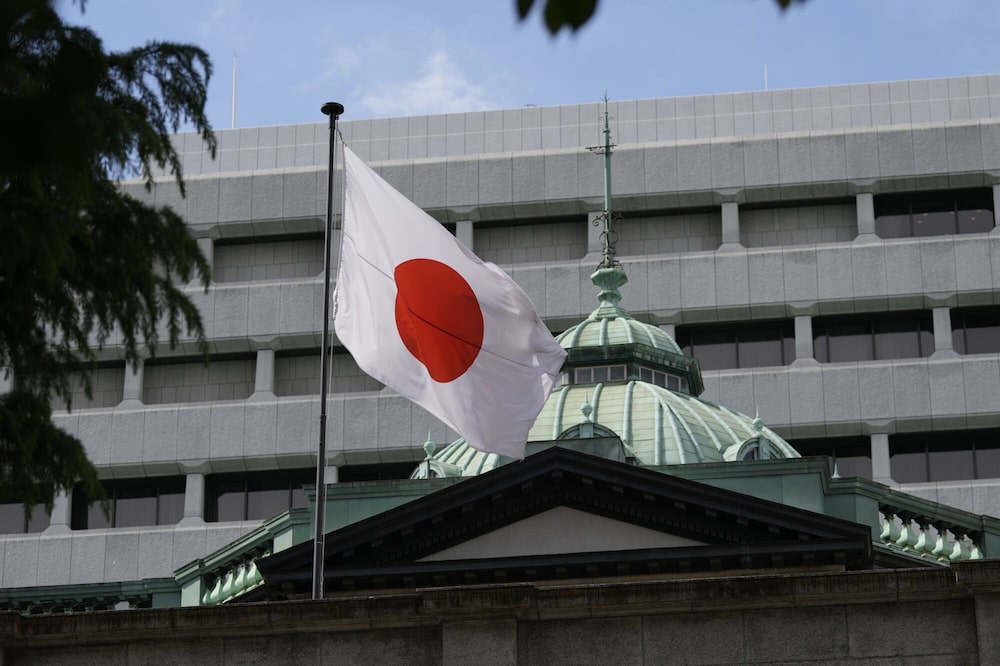 La bandera de Japón ondea frente a la sede del Banco de Japón en Tokio, en un momento clave para la política monetaria del país y la estabilidad del yen. La bandera de Japón ondea frente a la sede del Banco de Japón en Tokio, en un momento clave para la política monetaria del país y la estabilidad del yen.