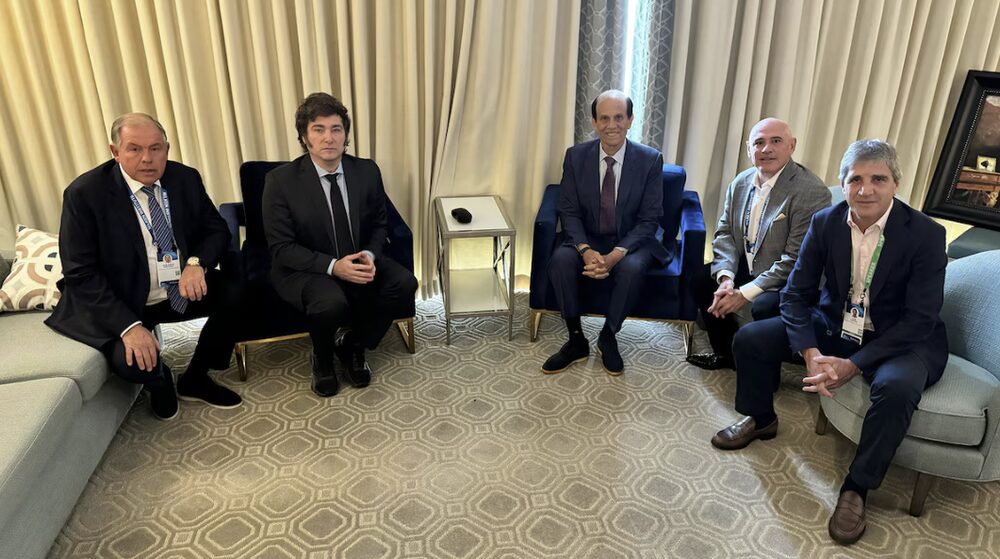 El presidente Milei en Los Ángeles en mayo de 2024 con el fundador del Instituto Milken, Michael Milken. A la reunión también asistieron el ministro de Economía, Luis Caputo; el embajador argentino en Estados Unidos, Gerardo Werthein; y el inversor estadounidense Robert Citrone. El presidente Milei en Los Ángeles en mayo de 2024 con el fundador del Instituto Milken, Michael Milken. A la reunión también asistieron el ministro de Economía, Luis Caputo; el embajador argentino en Estados Unidos, Gerardo Werthein; y el inversor estadounidense Robert Citrone.