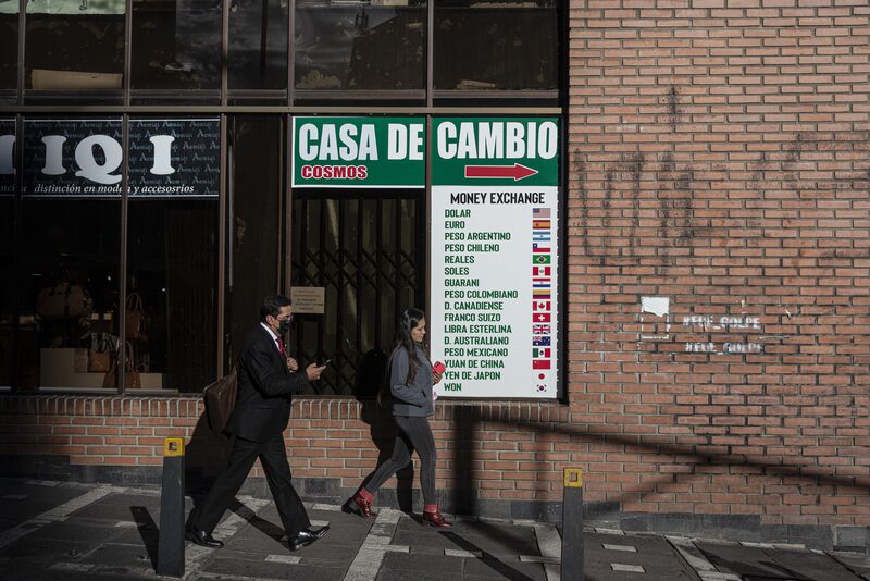 Los cambistas y casas de cambio bolivianos también se ven afectados por la escasez de dólares Los cambistas y casas de cambio bolivianos también se ven afectados por la escasez de dólares