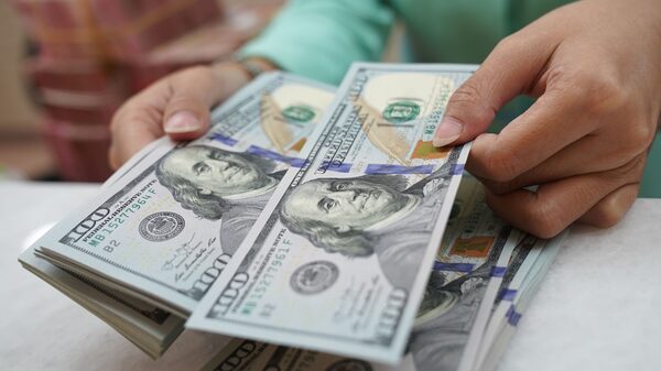 El dólar retrocede en Argentina tras el respaldo a Milei en las urnas El dólar retrocede en Argentina tras el respaldo a Milei en las urnas