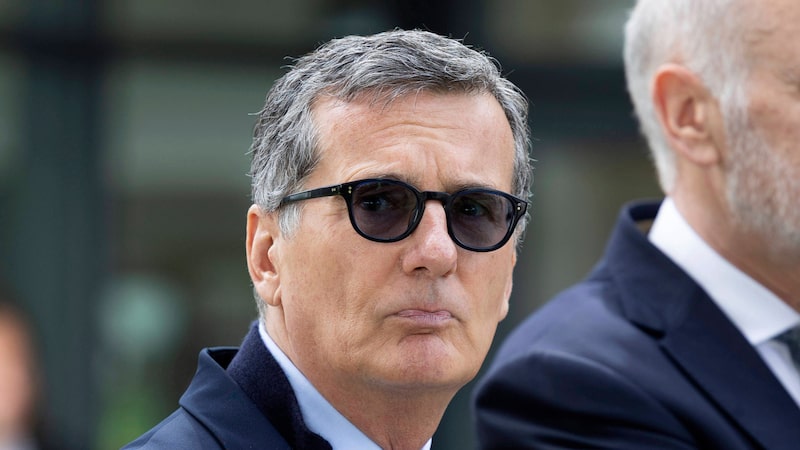Executivos da EssilorLuxottica defendem CEO em disputa com herdeiro da Ray-Ban Executivos da EssilorLuxottica defendem CEO em disputa com herdeiro da Ray-Ban