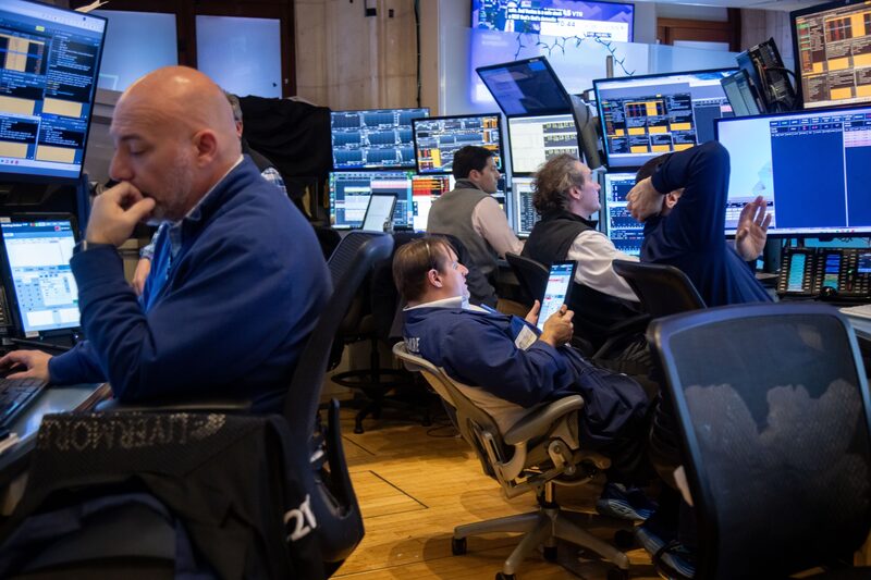 El oro, el refugio seguro por excelencia, se ha disparado hasta alcanzar un récord. El oro, el refugio seguro por excelencia, se ha disparado hasta alcanzar un récord.