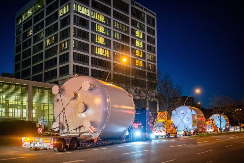 Camiones transportan tanques de combustible por las calles del distrito de St. Pauli en Hamburgo, Alemania. Camiones transportan tanques de combustible por las calles del distrito de St. Pauli en Hamburgo, Alemania.