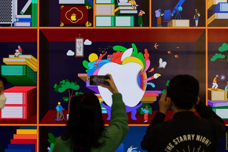 Consumidores em loja da Apple em Seul, na Coreia do Sul: fabricante do iPhone busca aumentar receitas com mercado de NFTs (SeongJoon Cho/Bloomberg) Consumidores em loja da Apple em Seul, na Coreia do Sul: fabricante do iPhone busca aumentar receitas com mercado de NFTs (SeongJoon Cho/Bloomberg)