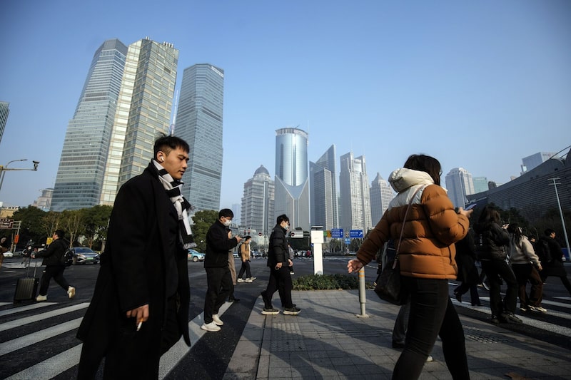 Pese al alivio temporal en la guerra arancelaria con EE.UU., la economía china enfrenta vulnerabilidades estructurales que podrían limitar el crecimiento en el segundo semestre. Pese al alivio temporal en la guerra arancelaria con EE.UU., la economía china enfrenta vulnerabilidades estructurales que podrían limitar el crecimiento en el segundo semestre.