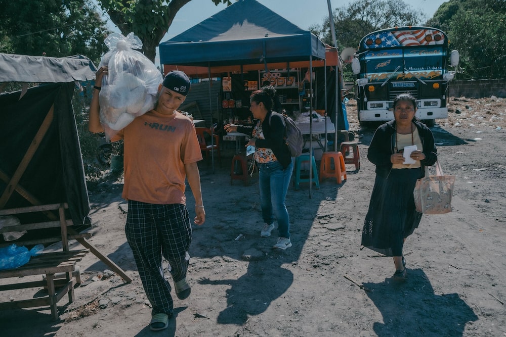 Angelina Lué Salame, a la derecha, y otros familiares de reclusos llevan provisiones para salir de la cárcel La Esperanza de San Salvador. Fotógrafo: Carlos Barrera/Bloomberg Angelina Lué Salame, a la derecha, y otros familiares de reclusos llevan provisiones para salir de la cárcel La Esperanza de San Salvador. Fotógrafo: Carlos Barrera/Bloomberg