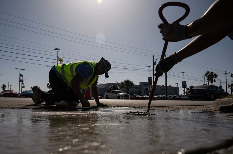 Trabajadores de la construcción reparan las calles durante una ola de calor en Corpus Christi, Texas, EEUU, el jueves 20 de julio de 2023. Trabajadores de la construcción reparan las calles durante una ola de calor en Corpus Christi, Texas, EEUU, el jueves 20 de julio de 2023.