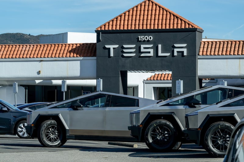 Cybertrucks de Tesla frente a la tienda de la compañía en Colma, California. Foto: David Paul Morris/Bloomberg Cybertrucks de Tesla frente a la tienda de la compañía en Colma, California. Foto: David Paul Morris/Bloomberg