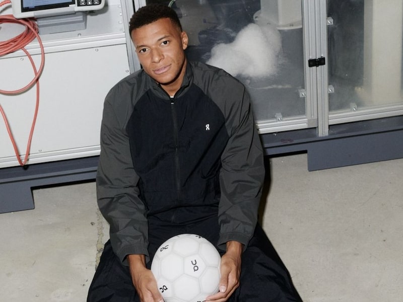 Kylian Mbappé posa con un balón de On durante una sesión en las instalaciones de la compañía, tras el anuncio de su incorporación a la marca suiza. Foto: @k.mbappe Kylian Mbappé posa con un balón de On durante una sesión en las instalaciones de la compañía, tras el anuncio de su incorporación a la marca suiza. Foto: @k.mbappe