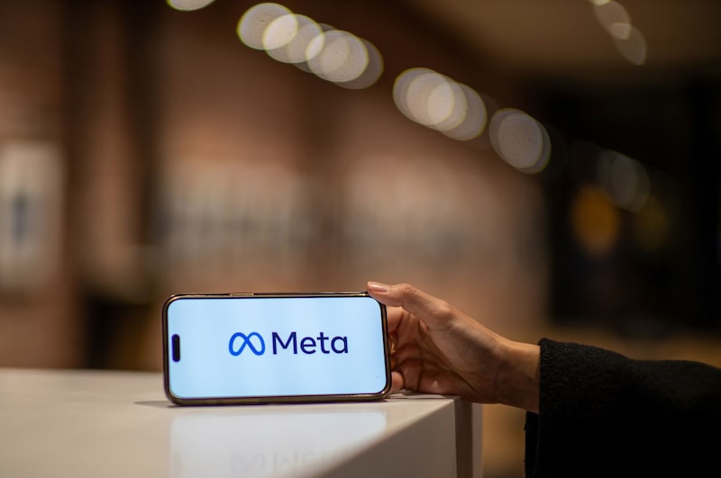 El logotipo de Meta, mostrado en un teléfono inteligente. El logotipo de Meta, mostrado en un teléfono inteligente.