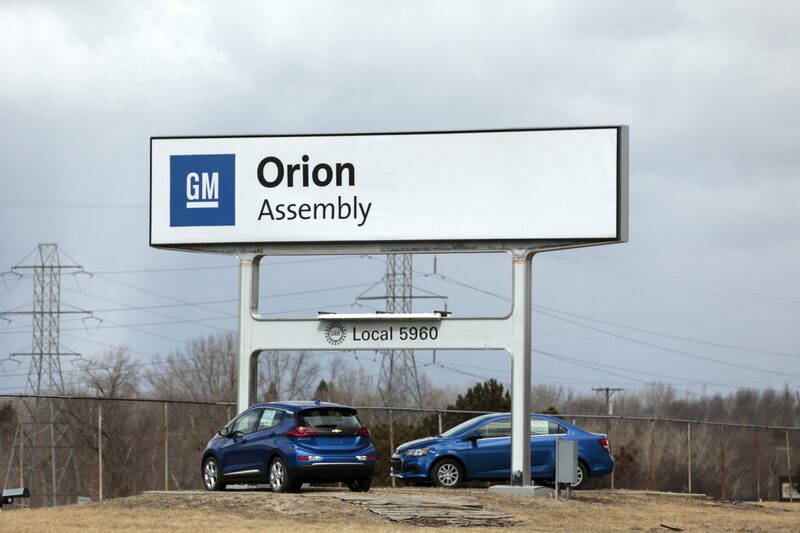 Carteles expuestos en el exterior de la planta de montaje de General Motors Co. Orion Assembly, en Orion Township, Michigan. Carteles expuestos en el exterior de la planta de montaje de General Motors Co. Orion Assembly, en Orion Township, Michigan.