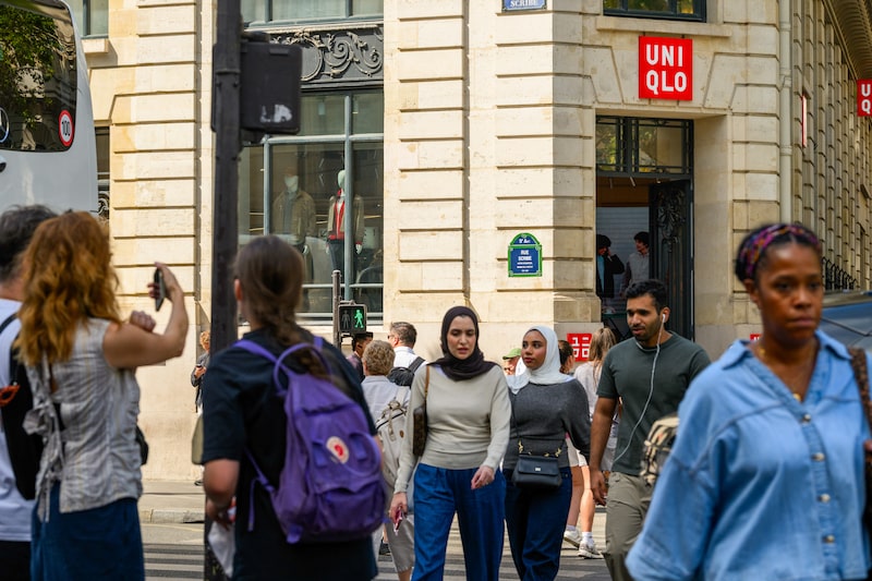 Shoppers in Paris Shoppers in Paris