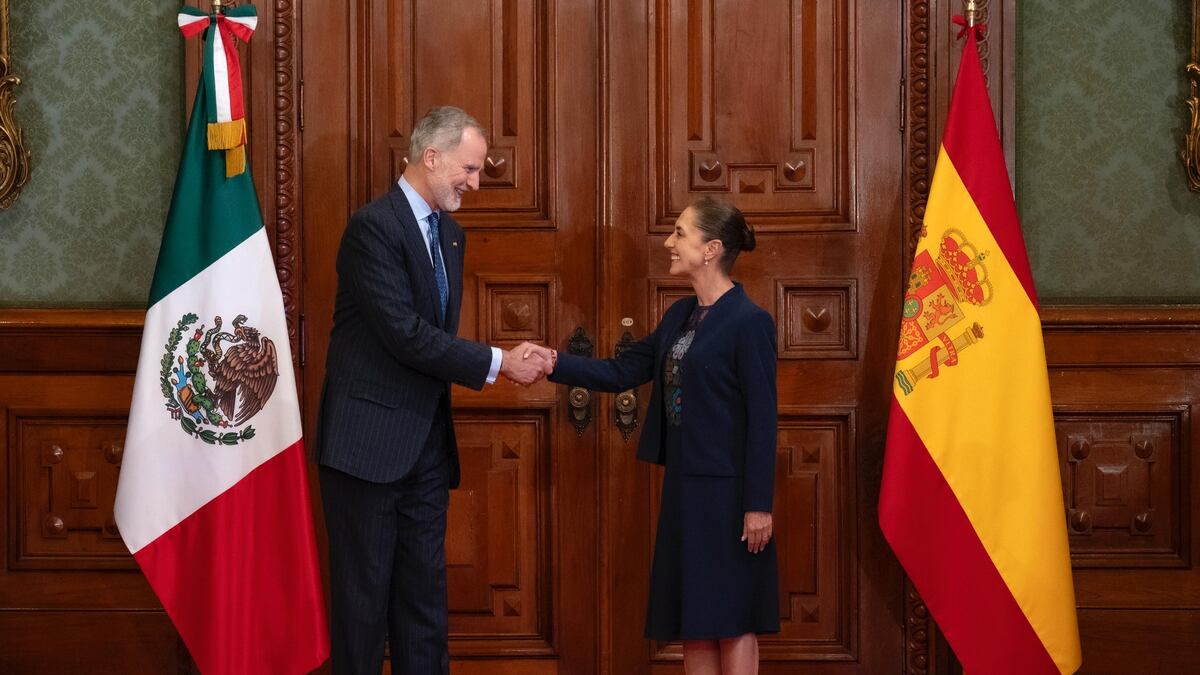 Sheinbaum estrecha la mano del Rey Felipe VI y cicatriza la herida de AMLO con España