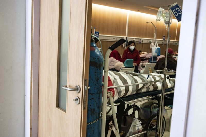 Pacientes en la sala de urgencias de un hospital de Shanghái, China, el 23 de diciembre de 2022. Pacientes en la sala de urgencias de un hospital de Shanghái, China, el 23 de diciembre de 2022.