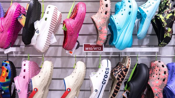 Vendas de Crocs tropeçam em tarifa e incerteza, e levam a pior queda desde a pandemia Vendas de Crocs tropeçam em tarifa e incerteza, e levam a pior queda desde a pandemia