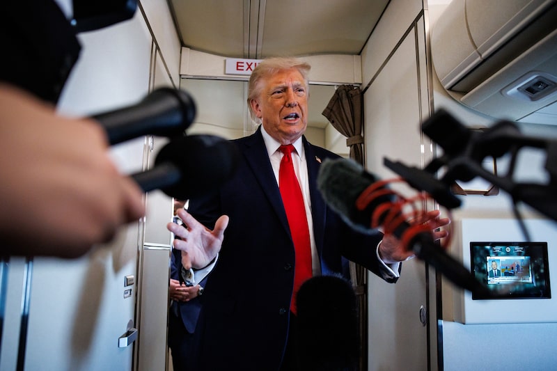 O presidente dos EUA, Donald Trump, conversa com repórteres a bordo do Air Force One na última sexta-feira (05) a caminho de Wisconsin. Foto: Samuel Corum/Getty Images O presidente dos EUA, Donald Trump, conversa com repórteres a bordo do Air Force One na última sexta-feira (05) a caminho de Wisconsin. Foto: Samuel Corum/Getty Images