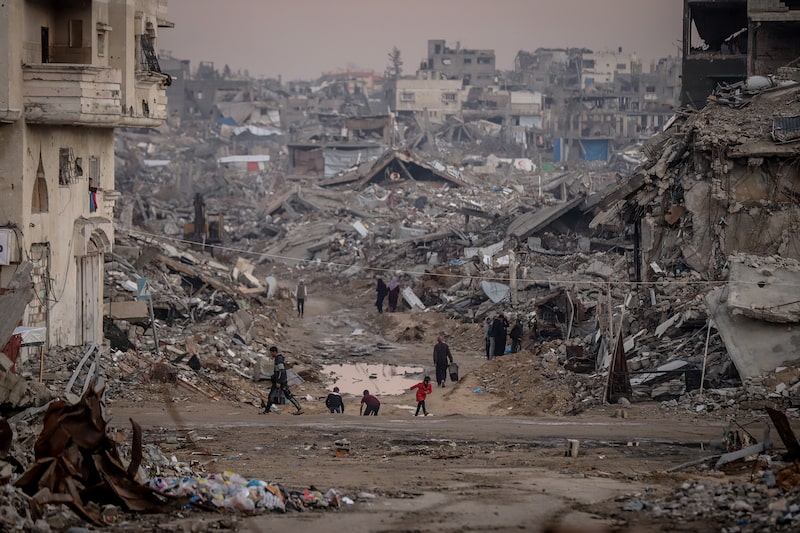 Los palestinos que perdieron sus hogares en dos años de ataques israelíes siguen viviendo entre los escombros de edificios destruidos en el campo de Jabalia, al norte de Gaza, luchando por satisfacer sus necesidades básicas y hacer frente al frío, el 16 de noviembre de 2025. Los palestinos que perdieron sus hogares en dos años de ataques israelíes siguen viviendo entre los escombros de edificios destruidos en el campo de Jabalia, al norte de Gaza, luchando por satisfacer sus necesidades básicas y hacer frente al frío, el 16 de noviembre de 2025.