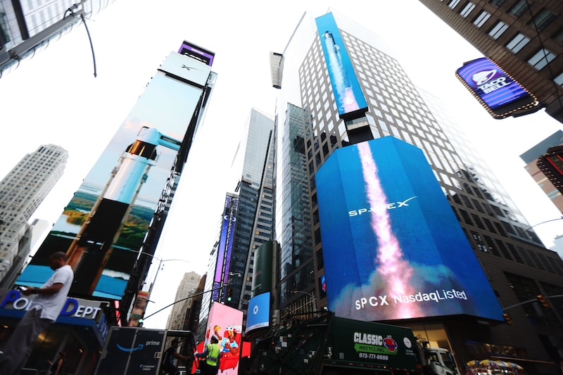 Carteles publicitarios de SpaceX durante la salida a bolsa de la compañía en el Nasdaq MarketSite de Nueva York el 12 de junio. Fotógrafo: Michael Nagle/Bloomberg. Carteles publicitarios de SpaceX durante la salida a bolsa de la compañía en el Nasdaq MarketSite de Nueva York el 12 de junio. Fotógrafo: Michael Nagle/Bloomberg.