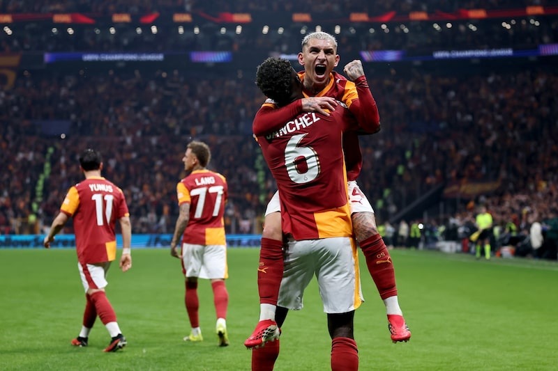 Davinson Sánchez, del Galatasaray AS, celebra el tercer gol de su equipo durante el partido de la Liga de Campeones de la UEFA contra la Juventus en Estambul, el 17 de febrero. Fotógrafo: Burak Kara/Getty Images Davinson Sánchez, del Galatasaray AS, celebra el tercer gol de su equipo durante el partido de la Liga de Campeones de la UEFA contra la Juventus en Estambul, el 17 de febrero. Fotógrafo: Burak Kara/Getty Images