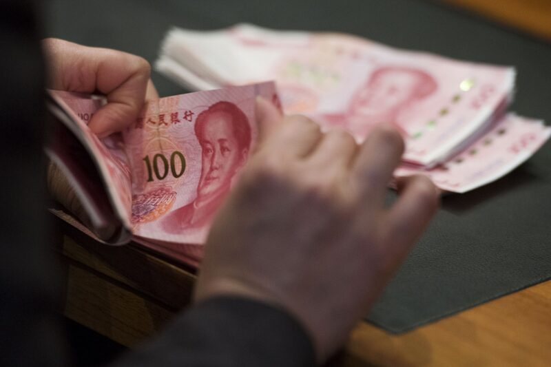 Yuan está sob pressão há meses, em meio às preocupações com a economia chinesa e os cortes de juros do banco central chinês Yuan está sob pressão há meses, em meio às preocupações com a economia chinesa e os cortes de juros do banco central chinês