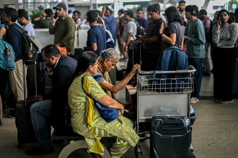 Miles de pasajeros furiosos se quedaron varados en los aeropuertos de las principales ciudades de la India durante el fin de semana. Miles de pasajeros furiosos se quedaron varados en los aeropuertos de las principales ciudades de la India durante el fin de semana.