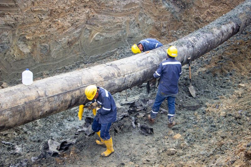 Trabajos de reparación de la tubería del SOTE, que se rompió por un deslizamiento de tierra, en El Vergel (Esmeraldas), el 17 de marzo de 2025. Trabajos de reparación de la tubería del SOTE, que se rompió por un deslizamiento de tierra, en El Vergel (Esmeraldas), el 17 de marzo de 2025.