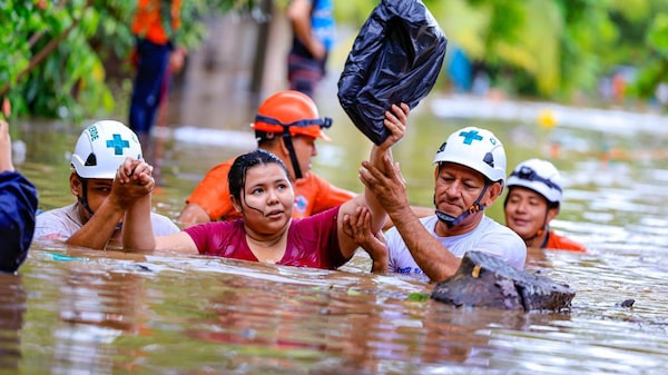 Julia pasa a depresión tropical mientras arremete a El Salvador; soldados soterrados Julia pasa a depresión tropical mientras arremete a El Salvador; soldados soterrados