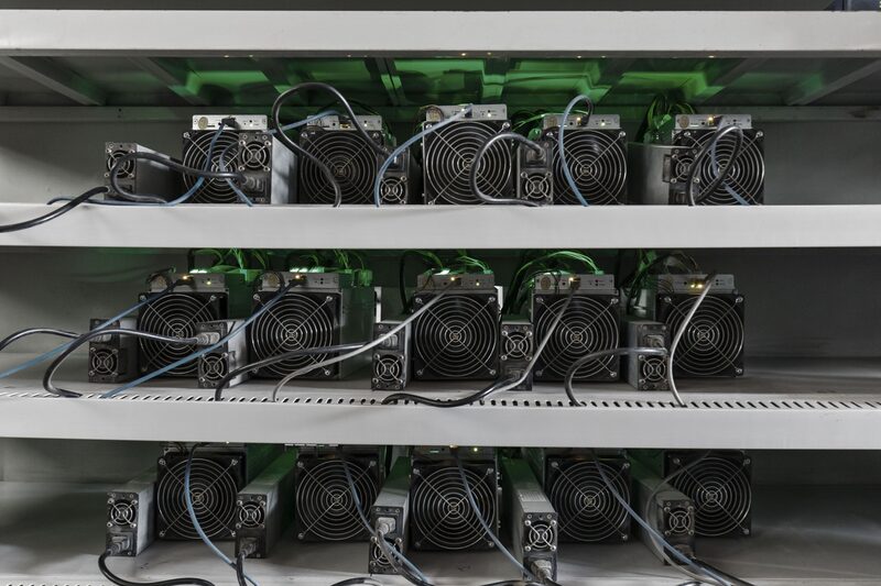 El mercado de segunda mano, las máquinas mineras de primer nivel desarrolladas por compañías como Bitman y su rival Whatsminer ahora se venden a alrededor de 150 yuanes (apenas US$23). El mercado de segunda mano, las máquinas mineras de primer nivel desarrolladas por compañías como Bitman y su rival Whatsminer ahora se venden a alrededor de 150 yuanes (apenas US$23).