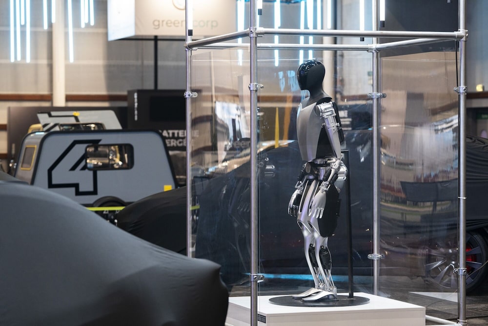 Un robot Tesla Optimus, también conocido como Tesla Bot, en el Salón del Automóvil de París. Un robot Tesla Optimus, también conocido como Tesla Bot, en el Salón del Automóvil de París.