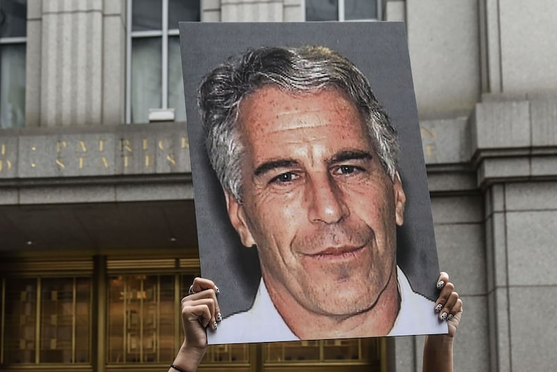 Un manifestante sostiene una fotografía de Jeffrey Epstein frente al tribunal federal en 2019. Un manifestante sostiene una fotografía de Jeffrey Epstein frente al tribunal federal en 2019.