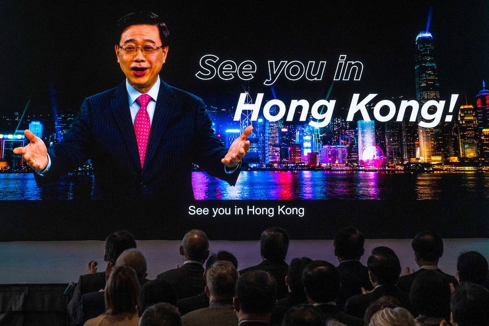 Un vídeo promocional en el que aparece John Lee, Jefe del Ejecutivo de Hong Kong, en una pantalla durante la ceremonia de lanzamiento de la campaña Hello Hong Kong. Un vídeo promocional en el que aparece John Lee, Jefe del Ejecutivo de Hong Kong, en una pantalla durante la ceremonia de lanzamiento de la campaña Hello Hong Kong.