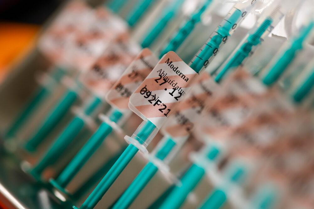 Las acciones de Moderna acumulan un alza de 3,41% en los últimos cinco días luego de que se reportara un incremento en las pruebas positivas de Covid-19 durante las últimas dos semanas Las acciones de Moderna acumulan un alza de 3,41% en los últimos cinco días luego de que se reportara un incremento en las pruebas positivas de Covid-19 durante las últimas dos semanas