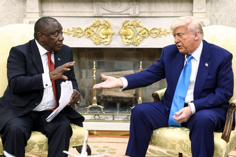 Cyril Ramaphosa, presidente de Sudáfrica, a la izquierda, y el presidente de EEUU, Donald Trump, durante una reunión en el Despacho Oval de la Casa Blanca en Washington el 21 de mayo.Fotografia: Jim Lo Scalzo/EPA/Bloomberg Cyril Ramaphosa, presidente de Sudáfrica, a la izquierda, y el presidente de EEUU, Donald Trump, durante una reunión en el Despacho Oval de la Casa Blanca en Washington el 21 de mayo.Fotografia: Jim Lo Scalzo/EPA/Bloomberg