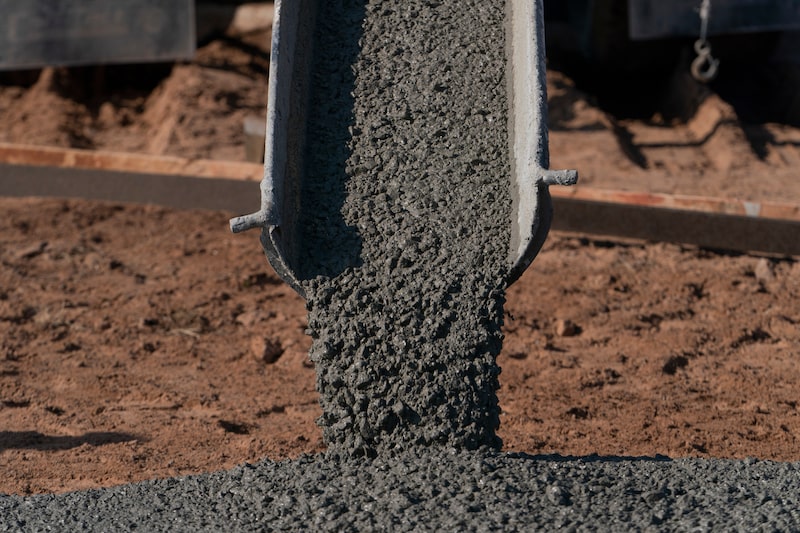 Un camión vierte hormigón para los cimientos de una nueva vivienda en construcción en una urbanización de Yukon, Oklahoma (EE. UU.), el viernes 5 de diciembre de 2025. Se espera que la Oficina del Censo de EE. UU. publique las cifras de viviendas iniciadas el 8 de diciembre. Fotógrafo: Nick Oxford/Bloomberg Un camión vierte hormigón para los cimientos de una nueva vivienda en construcción en una urbanización de Yukon, Oklahoma (EE. UU.), el viernes 5 de diciembre de 2025. Se espera que la Oficina del Censo de EE. UU. publique las cifras de viviendas iniciadas el 8 de diciembre. Fotógrafo: Nick Oxford/Bloomberg