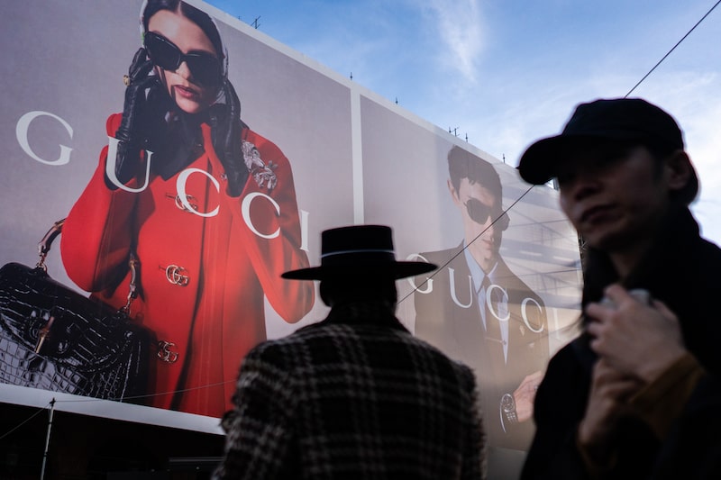 Una valla publicitaria de Gucci en París. Fotógrafo: Nathan Laine/Bloomberg Una valla publicitaria de Gucci en París. Fotógrafo: Nathan Laine/Bloomberg